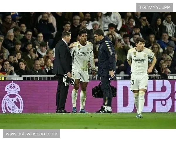 贝林厄姆开场伤退泪洒赛场，皇马半场1-0领先巴列卡诺