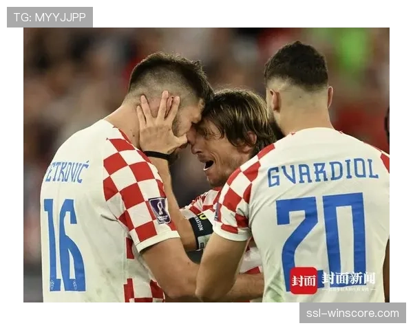 特写:雷恩门将曼丹达赛后安慰失误的年轻中卫,展现老将担当