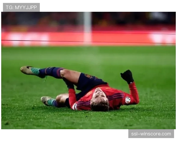 西汉姆联官方确认，中场核心帕奎塔因韧带伤势赛季报销